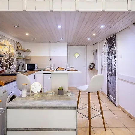 Апартаменты Charming Cozy Downtown Heaven For 2