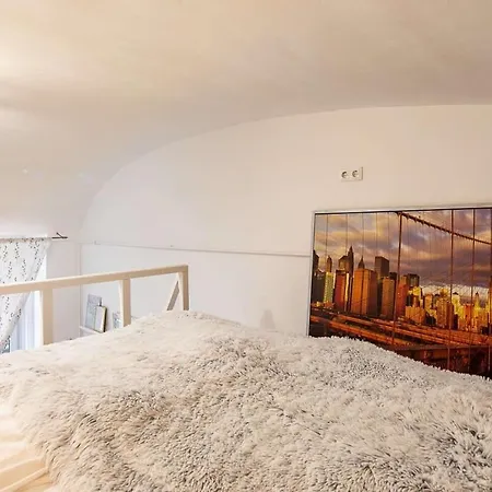 Апартаменты Charming Cozy Downtown Heaven For 2