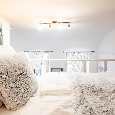 Charming Cozy Downtown Heaven For 2