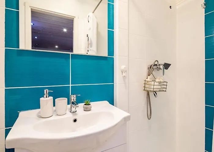 Charming Cozy Downtown Heaven For 2 *