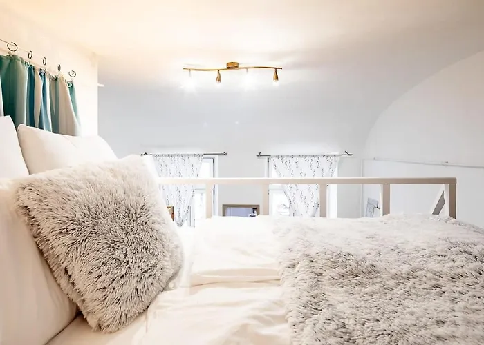 Charming Cozy Downtown Heaven For 2